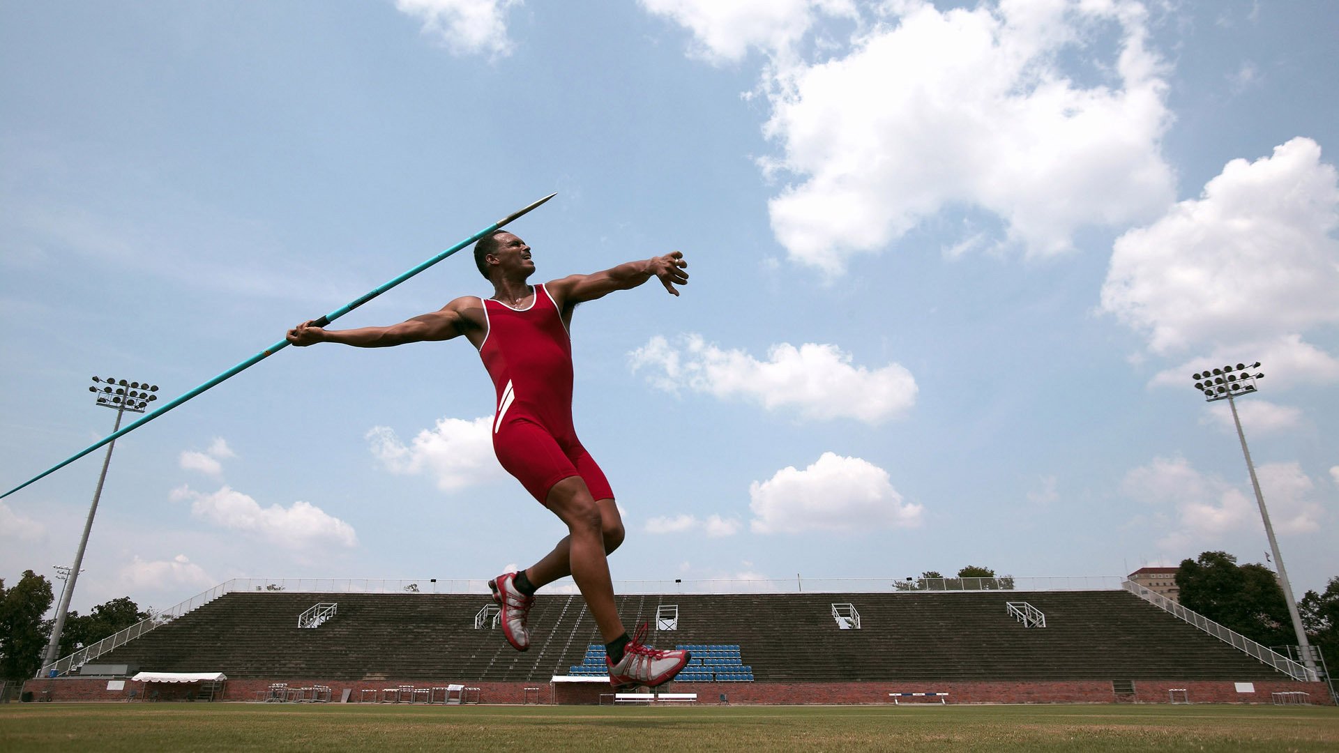职业联赛推动球员多技能培养增强比赛适应力，业余球员如何提高足球水平
